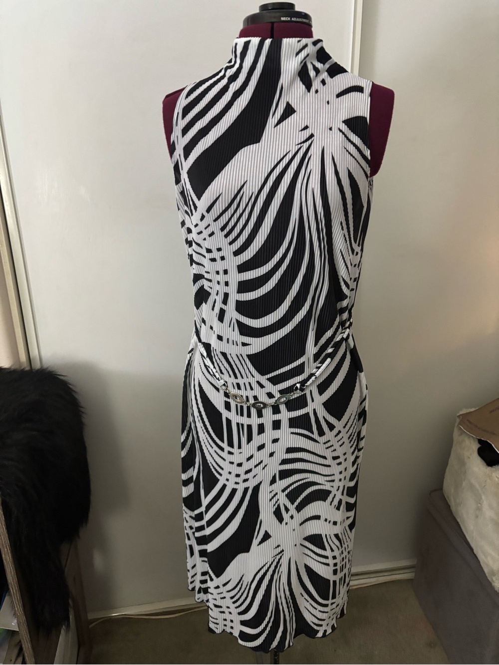 NWOT Sleeveless Black & White Abstract Print Dress, w/ silver belly chain.